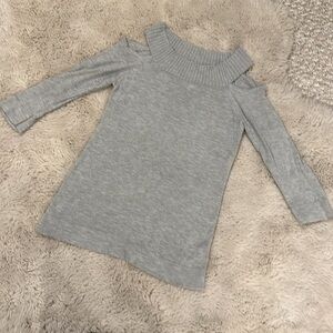 Kismet 🌸 grey sweater with showing shoulders size sm.